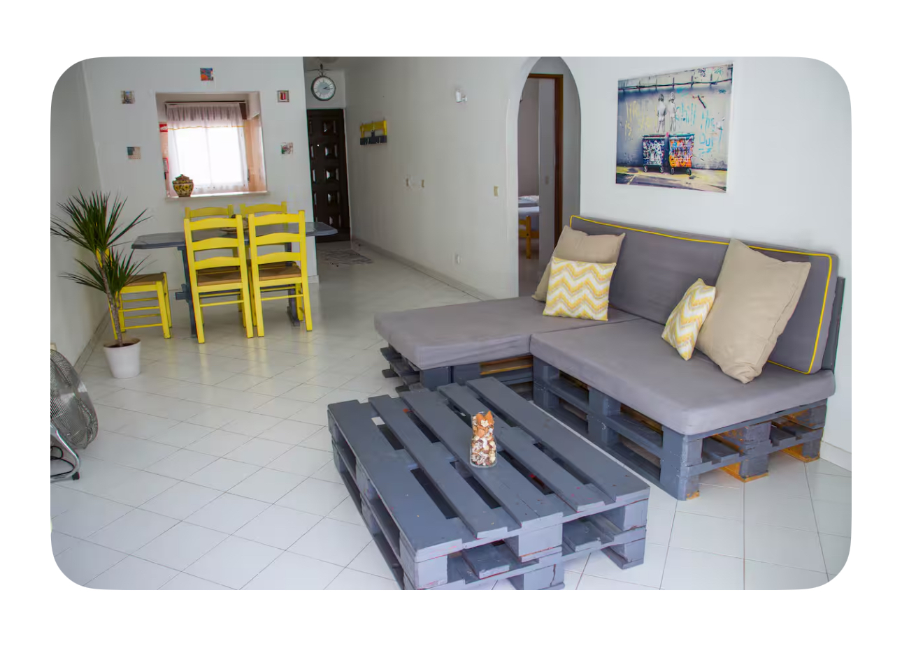 Premier appartement, Portugal, 2014 — salon avec canapé en palettes et chaises jaunes
