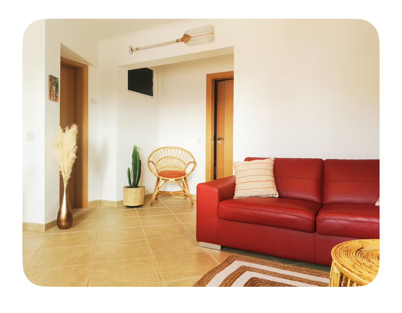 Deuxième appartement, Portugal, 2020 — salon canapé rouge